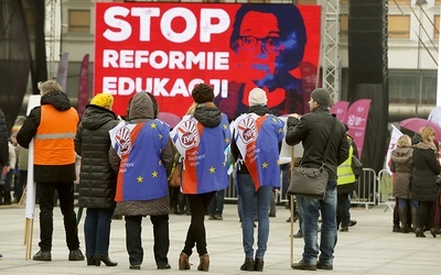 Protest przeciwko reformie edukacji zorganizowany przez ZNP 19 listopada 2016 na pl. Piłsudskiego w Warszawie.