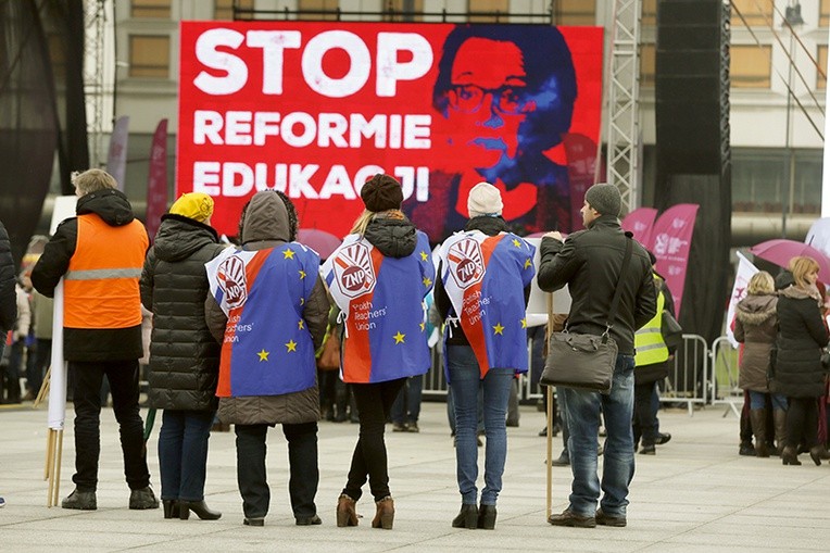 Protest przeciwko reformie edukacji zorganizowany przez ZNP 19 listopada 2016 na pl. Piłsudskiego w Warszawie.