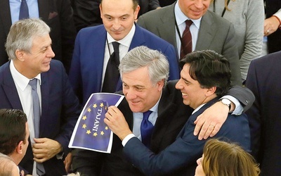 Antonio Tajani (w środku) tuż po ogłoszeniu wyników wyborów.