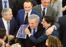 Antonio Tajani (w środku) tuż po ogłoszeniu wyników wyborów.