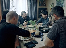 Rodzinny obiad kończy się awanturą, kiedy okazuje się, że w czasach Ceauşescu ojciec rodziny donosił na kobiety, które chciały poddać się aborcji.