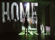 Sala „Powidoki” z ekranem parowym pełni funkcję przejścia między wystawami.