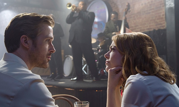 Emma Stone jako Mia i Ryan Gosling w roli Sebastiana udowodnili, że nie tylko są świetnymi aktorami, ale również dobrze tańczą i śpiewają.