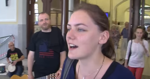 Helena Kmieć śpiewa na dworcu 