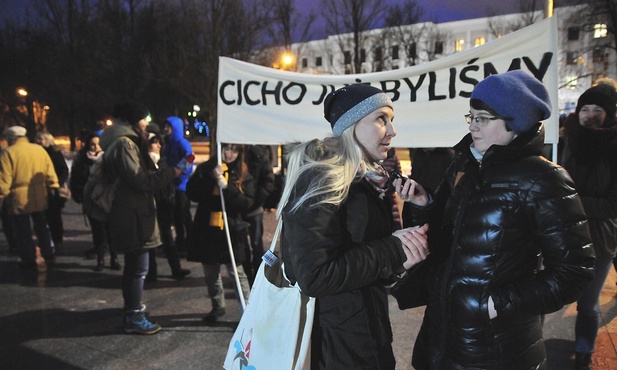 Protest kilkudziesięciu studentów przeciw rządowi i min. Gowinowi