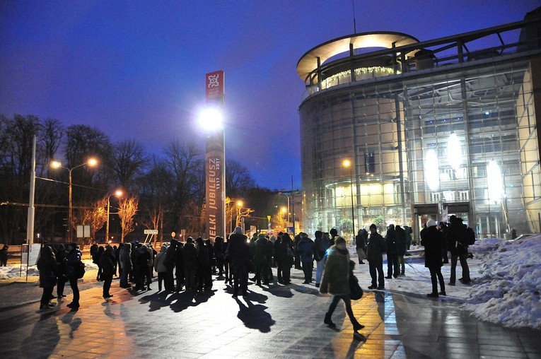 Protest kilkudziesięciu studentów przeciw rządowi i min. Gowinowi