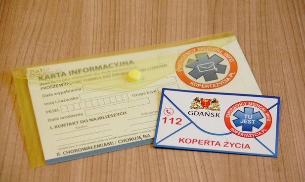 Koperta życia jest to zestaw składający się z plastikowej, zamykanej na zatrzask koperty, oznaczonej specjalnym nadrukiem, oraz naklejki na lodówkę