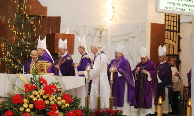 W gronie koncelebransów znaleźli się liczni biskupi z diecezji metropolii krakowskiej oraz archidiecezji katowickiej