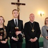 Bp Andrzej F. Dziuba i laureaci diecezjalnego etapu OTK - Kacper Słodki, Barbara Błaszczak (po prawej) i Jolanta Cholewińska