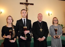 Bp Andrzej F. Dziuba i laureaci diecezjalnego etapu OTK - Kacper Słodki, Barbara Błaszczak (po prawej) i Jolanta Cholewińska