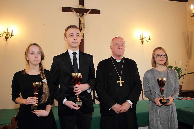 Bp Andrzej F. Dziuba i laureaci diecezjalnego etapu OTK - Kacper Słodki, Barbara Błaszczak (po prawej) i Jolanta Cholewińska