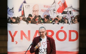 Mateusz Kijowski wybrany na szefa mazowieckiego KOD