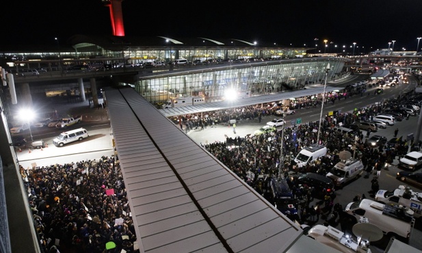 Protesty na lotniskach po ogłoszeniu dekretu Trumpa