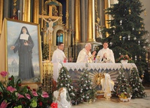 Bp Andrzej F. Dziuba odprawia Mszę św. w kościele Świętego Ducha w Łowiczu przy relikwiach bł. Bolesławy Lament