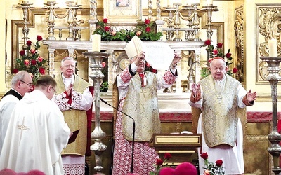 Publiczne ukazanie bulli papieskiej przez nuncjusza apostolskiego abp. Salvatore Pennacchia, mianującej abp. Marka Jędraszewskiego metropolitą krakowskim.