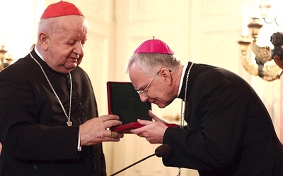 Arcybiskup przyjął krzyż pektoralny z wielkim wzruszeniem.