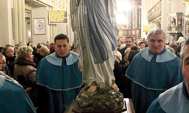 Ludzi przyciąga tutaj wielkie nabożeństwo  do Matki Bożej z Lourdes.