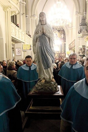 Ludzi przyciąga tutaj wielkie nabożeństwo  do Matki Bożej z Lourdes.