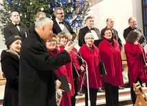 ▲	Ks. Jerzy Musiałek z chórzystami Organum w Kętach.