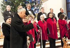 ▲	Ks. Jerzy Musiałek z chórzystami Organum w Kętach.