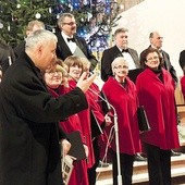 ▲	Ks. Jerzy Musiałek z chórzystami Organum w Kętach.