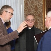 Peter Schabe z Niemiecko--Polskiej Fundacji Ochrony Zabytków Kultury (pierwszy z lewej), ks. Jarosław Stoś i wicewojewoda Robert Paluch.