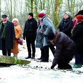 ▲	Modlitwa na cmentarzu żydowskim w Baranowie Sandomierskim.