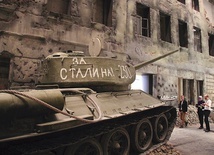◄	Duże wrażenie na zwiedzających robi scenografia przedstawiająca zrujnowaną ulicę.  Na gruzowisku kamienicy góruje sowiecki czołg.