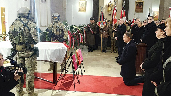 „Gryfa” żegnał m.in. prezydent Andrzej Duda. Obrońca Pałacyku Michla spoczął na Cmentarzu Powązkowskim.