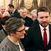 Kard. Nycz podzielił się opłatkiem z samorządowcami.