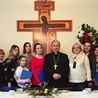 Bp Jan Kopiec spotkał się z młodzieżą i nauczycielami szkoły. Razem z senatorem Krystianem Probierzem objął patronat nad ich występami w Gliwicach.