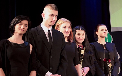 Wśród zespołów najlepsza była śpiewająca grupa z Goździkowa. Pierwszą nagrodę wyśpiewała Emilia Kremza (z prawej) z ośrodka w Kolonii Ossa.