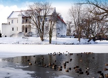 ▲	Odrestaurowany zamek w Szydłowcu i otaczający go park urzekają pięknem i harmonią.