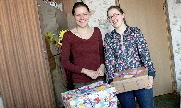 24.01.2017, Boliwia . Wolontariuszka Helena Kmieć została zamordowana w ochronce prowadzonej przez siostry zakonne. Na zdjęciu z 2015 r. Helena (po lewej) z koleżanką z Wolontariatu Misyjnego „Salvator” z paczkami dla dzieci na Ukrainie.