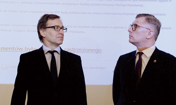 Prezes Instytutu Pamięci Narodowej Jarosław Szarek (z lewej) i dyrektor Wojskowego Biura Historycznego, a zarazem członek Kolegium IPN Sławomir Cenckiewicz podczas prezentacji zbioru zastrzeżonego.