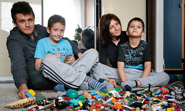 Michał, Rafał i Wojtek z mamą Agatą