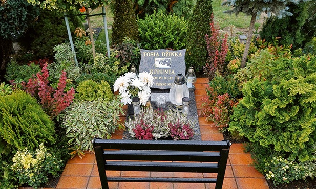 Na cmentarzu dla zwierząt pod Łodzią można spotkać nagrobki podobne do tych, jakie wystawia się w miejscach pochówku ludzi.