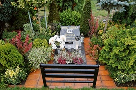 Na cmentarzu dla zwierząt pod Łodzią można spotkać nagrobki podobne do tych, jakie wystawia się w miejscach pochówku ludzi.
