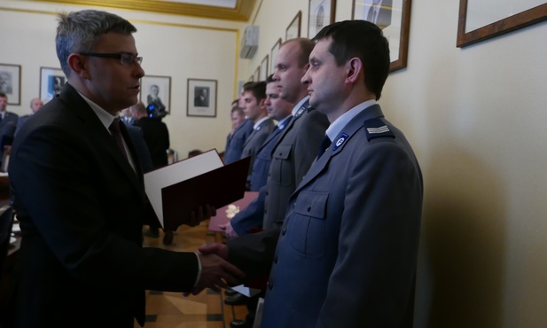 Ci policjanci ratowali w ekstremalnych warunkach