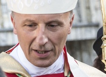 Bp Solarczyk do osób konsekrowanych: Bądźcie pochodnią dla pogrążonego w ciemnościach świata
