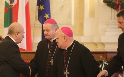 Bp Tadeusz Rakoczy i bp Piotr Greger z prezydentem Jackiem Krywultem i przewodniczącym Jarosławem Klimaszewskim