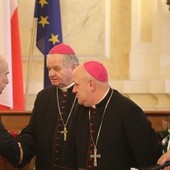Bp Tadeusz Rakoczy i bp Piotr Greger z prezydentem Jackiem Krywultem i przewodniczącym Jarosławem Klimaszewskim