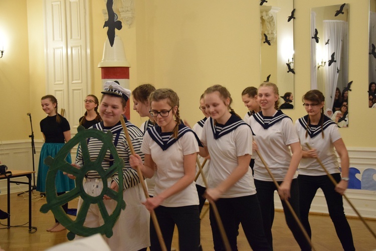 Zabawa w Liceum i Gimnazjum Sióstr Niepokalanek w Szymanowie