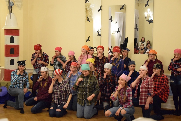 Zabawa w Liceum i Gimnazjum Sióstr Niepokalanek w Szymanowie