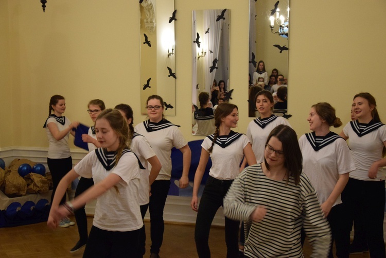 Zabawa w Liceum i Gimnazjum Sióstr Niepokalanek w Szymanowie