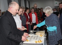 Ks. Sławomir Płusa zaprasza na urodzinowy tort