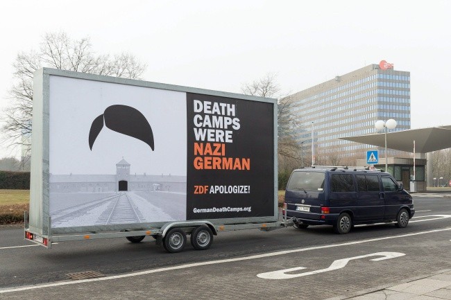 Billboard "Death Camps Were Nazi German" pod siedzibą BBC