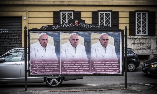 Jest śledztwo w sprawie antypapieskich plakatów