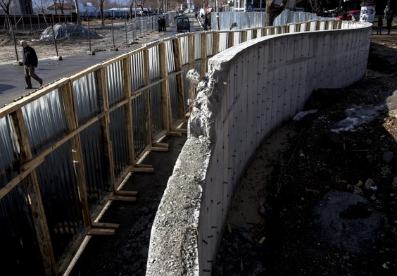 Kosowo: Usunięto mur w Kosovskiej Mitrovicy