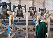 ▲	Abp Sławoj Leszek Głódź poświęcił nowe dzwony.